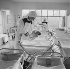 Freiras cuidando de recém-nascidos no Hospital de Maternidade St. Teresa, em Wimbledon, em 1967 — sem relação com o pai de Matthew — com cartões de identificação claramente visíveis nos berços.