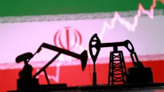 Uma ilustração na qual aparecem bombas de petróleo impressas em 3D, a bandeira iraniana e um gráfico bursátil em alta