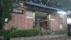 পাবলিক টয়লেট