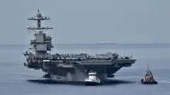 Los portaaviones USS Gerald Ford y sus aviones en la cubierta.