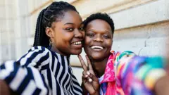 Deux jeunes femmes africaines