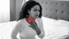 Femme se tenant le cou