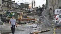 Un hombre caminando en Woodland Street, una calle destruida en Nashville
