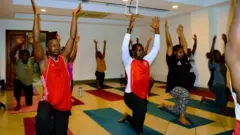 Abantu bari gukora imyitozo ya Yoga kuri Kigali Library