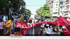 ရန်ကုန်က ဆန္ဒဖော်ထုတ်ပွဲ ပစ်ခတ်ဖမ်းဆီးမှုတွေရှိ