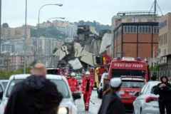 Restos del puente y personal de socorro en la escena