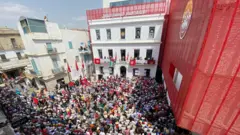 ساحة محمد علي في العاصمة تونس، حيث مقر الاتحاد العام التونسي للشغل، تزدحم بالنقابيين المحتجين على ما وصفوه بالاعتداءات على المنظمة العُمّالية. 