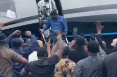 N'elekere 12 n'ụbọchị 19 Sepụtemba ka a hụrụ Gọvanọ Siminilayi Fubara, ka ọ wuchịrị n'ọdụgbọelu dị na Pọtakọt, Riva Steeti