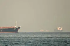 Varios buques de carga navegan por el estrecho de Ormuz.