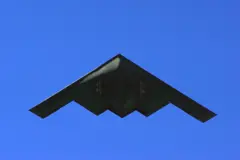 Bombardeiro B2 voando nos céus