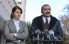 Pervin Buldan ve Sırrı Süreyya Önder mikrofonlara konuşuyor