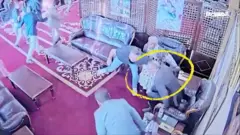 حمله اسرائیل به فرودگاه صنعا؛ لحظه خارج کردن «رئیس سازمان بهداشت جهانی»