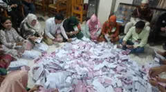 ঢাকার মিরপুর কলেজ কেন্দ্রের ভোট গণনার ছবি