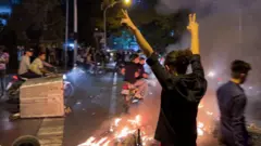 دختر معترض در خیابانی در تهران