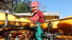 Une femme souriante