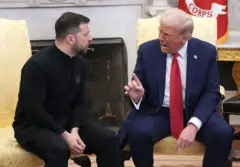 Le président américain Donald Trump et le président ukrainien Volodymyr Zelensky se rencontrent dans le bureau ovale de la Maison Blanche, le 28 février 2025 à Washington, DC. 