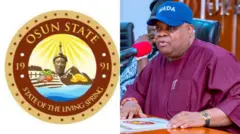 Gomina Ademola Adeleke wọ aṣọ buba, o si de fila bẹntigọ sii.