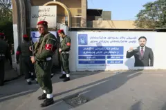 اعضای نیروهای امنیتی عراق در مقابل یکی از حوزه‌های رأی‌گیری در اربیل در اقلیم کردستان عراق