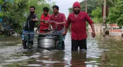 சென்னை வெள்ளம்: அரசு உதவத் தவறிய இடங்களில் களமிறங்கிய இளைஞர்கள் செய்தது என்ன?
