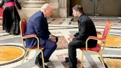 Amasanamu yerekana Perezida  Donald Trump wa Amerika na Volodymyr Zelensky wa Ukraine bicaye, ubwenge bwose buri mu kiyago hagati muri Bazilika yitiriwe Petero Mweranda 