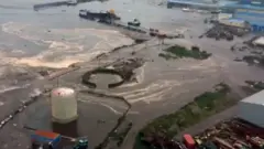Vista aérea de la devastación e inundación en la ciudad rusa de Severo-Kurilsk