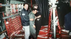 El general panameño derrocado Manuel Noriega es trasladado a un avión militar estadounidense el 3 de enero de 1990 para un vuelo a Miami tras su arresto.