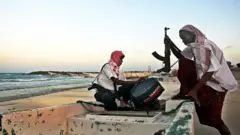 জলদস্যুদের একটি দল নৌকায় করে অভিযানে যাবার প্রস্তুতি নিচ্ছে (ফাইল ছবি)