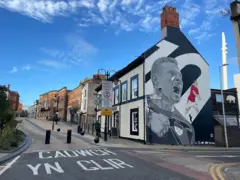 Grafite mostra imagem de Paul Mullin celebrando gol