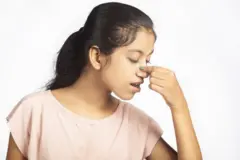 నోటితో శ్వాస తీసుకుంటున్న యువతి