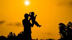 বাবা সন্তানের প্রতীকী ছবি