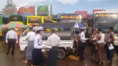 အောင်မင်္ဂလာအဝေးပြေးမှာ ယာဥ်ထိန်းရဲတွေက ယာဥ်စည်းကမ်းပညာပေးနေတဲ့မြင်ကွင်း (ပုံဟောင်း) 