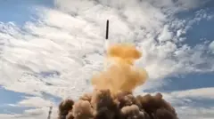 ракетах в клубах дыма летит в небо 