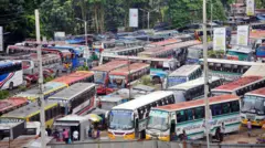 একটি বাস টার্মিনালে অনেকগুলো বাস দাঁড়িয়ে আছে