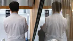 의사 가운을 입은 남성