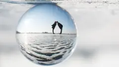 Couple s'embrassant dans une boule de cristal