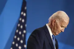 Joe Biden de cabeça baixa 