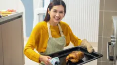 चिकन शिजवण्यापूर्वी ते धुवावं की नाही? जगभरात यावरून सुरू आहे 'खमंग' चर्चा; काय म्हणतायेत लोक?