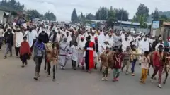 ልጆቻቸውን ቀንበር አሸክመው አደባባይ የወጡት የሰላሌ ነዋሪዎች 