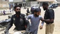  د بې اسنادو افغان کډوالو د نیولو لپاره په کراچۍ ښار کې د پاکستاني پولیسو عملیات - جولای څلورمه، ۲۰۲۶
