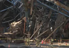 11일 울산 남구 남화동 한국동서발전 울산화력발전소 보일러 타워 붕괴 현장에서 소방대원들이 구조·수색 준비 작업을 하고 있다