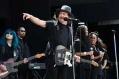 A lenda do rock Eddie Vedder interpreta uma canção original composta com o grupo juvenil Guitars Over Guns.