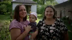 Яна Яриновская и Лилита Пориете c дочерью Амелией.