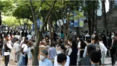 '단계적 일상회복' 이른바 위드 코로나로의 방역체계 전환 방안을 논의하는 코로나19 일상회복지원위원회가 출범한 13일 서울 중구 덕수궁 돌담길에서 점심식사를 마친 직장인들이 사무실로 이동하고 있다