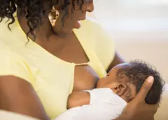 Femme allaitant son bébé
