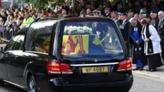  ဘုရင်မကြီးရဲ့ ရုပ်အလောင်းကို သယ်ဆောင်လာတဲ့ နိဗ္ဗာန်ယာဉ်