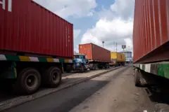 Awọn tirela tò lọ loju ọna yii