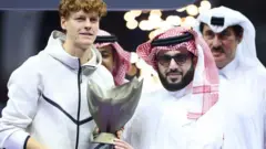 یانیک سینر با پیروزی مقابل کارلوس آلکاراس قهرمان تورنمنت نمایشی «شش پادشاه اسلم» در عربستان سعودی شد