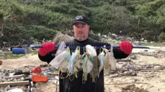 Máscaras encontradas na praia