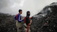쓰레기 산의 불길을 진화하는 대원들의 모습