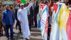 Perezida w'Uburundi, Evariste Ndayishimiye (i bubamfu) na mugenzi wa Tchad Mamat Idris Deby Itno (i buryo). 